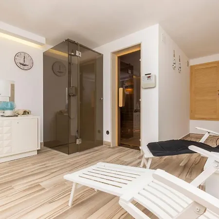Seaside With A Swimming Pool Losinj, Losinj - 22580 Apartmán Mali Lošinj